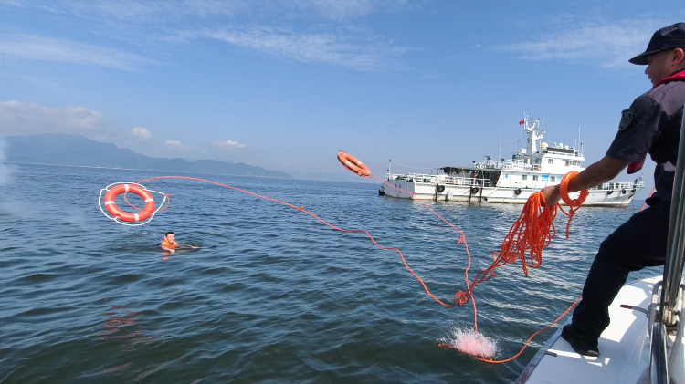 惠州船艇大队赤洲海域实战演练提升海上应急救援能力